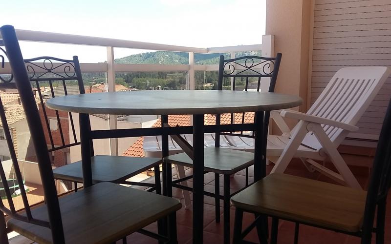 ca l'Italià allotjament turístic, idoni per a famílies, situat en una zona tranquil•la de Tivissa i amb bones vistes a les muntanyes i a la població
