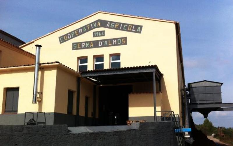 Façana principal de la Cooperativa de la Serra d'Almos