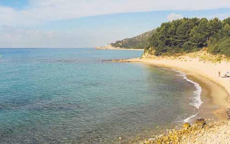 Cala Bea, és una de les platges de la Costa Daurada que tenen bandera blava i en què es pot practicar ‘snorkel’ per descobrir el fons marí, que en aquesta zona està molt ben conservat. La platja de l’Arenal, a baix, la més gran de l’Hospitalet de l’Infant, també ofereix aquesta activitat, a més de moltes altres. JOSE CARLOS LEÓN