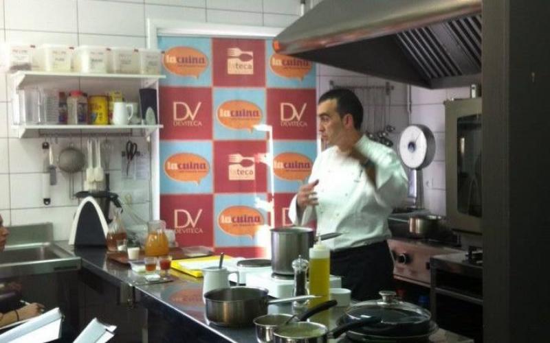 “Tardes de cocina” - Cocina de verano Showcooking de producto local Deviteca "Evenings of kitchen" - Summer kitchen Showcooking of local product Deviteca