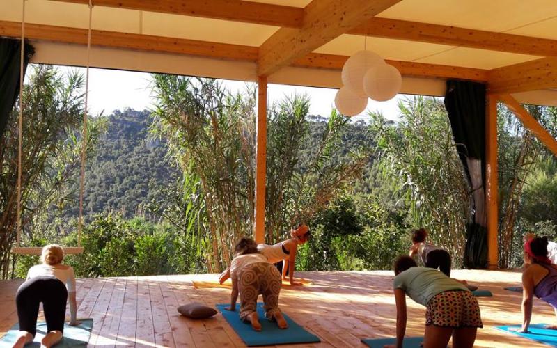 Mindfullness Weekend en Mas Mariassa Estancia y clase de yoga en un entorno idílico