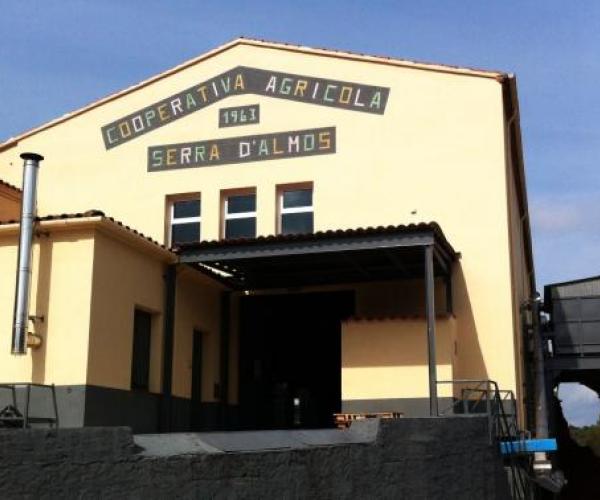 Façana principal de la Cooperativa de la Serra d'Almos