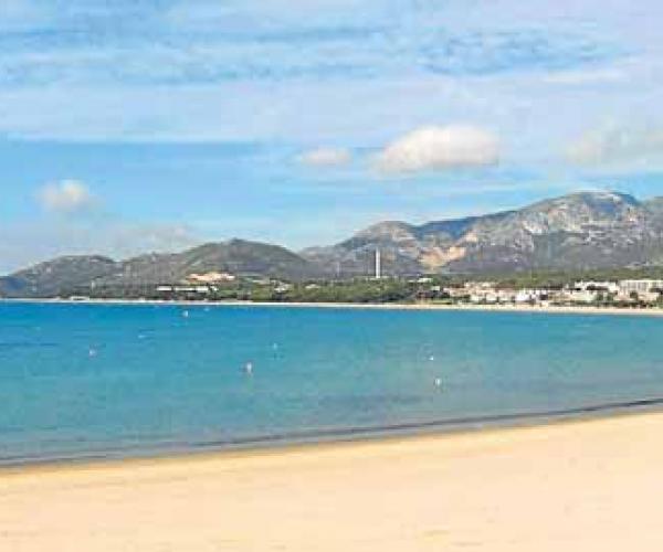 Cala Bea, a dalt, és una de les platges de la Costa Daurada que tenen bandera blava i en què es pot practicar ‘snorkel’ per descobrir el fons marí, que en aquesta zona està molt ben conservat. La platja de l’Arenal, a baix, la més gran de l’Hospitalet de l’Infant, també ofereix aquesta activitat, a més de moltes altres. JOSE CARLOS LEÓN
