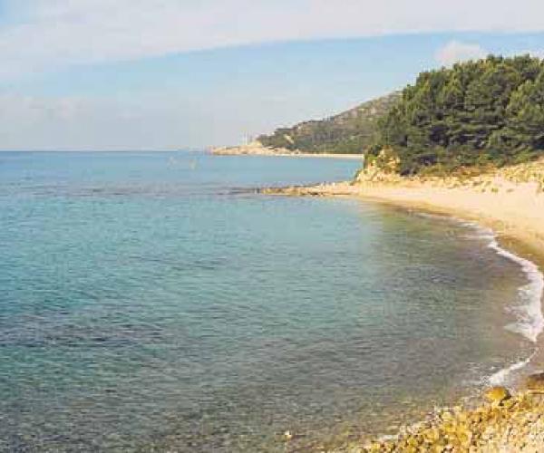 Cala Bea és una de les platges de la Costa Daurada que tenen bandera blava i en què es pot practicar ‘snorkel’ per descobrir el fons marí, que en aquesta zona està molt ben conservat. La platja de l’Arenal, a baix, la més gran de l’Hospitalet de l’Infant, també ofereix aquesta activitat, a més de moltes altres. JOSE CARLOS LEÓN