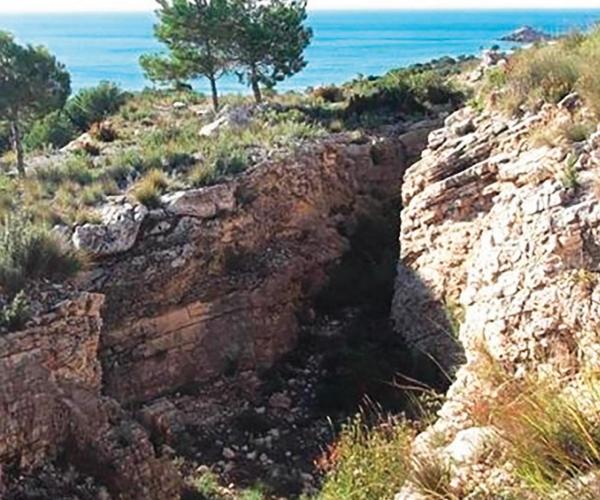 L'Almadrava, first line of combat L'Almadrava, primera línea de combate Excursión guiada para descubrir historias y rincones de la Guerra Civil y comida