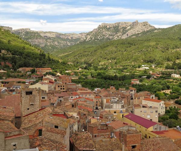 Pratdip, a town of legend Pratdip, un pueblo de leyenda  Visita al pueblo y al Centro de Interpretación The Curious Cats