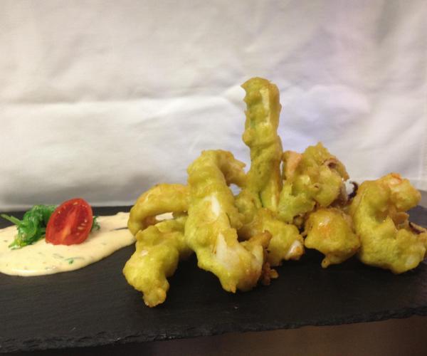 Tempura marina de sèpia, llagostins amb emulsió de sriracha