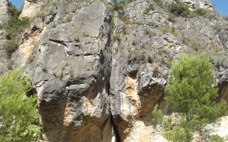 El agua que agujerea rocas